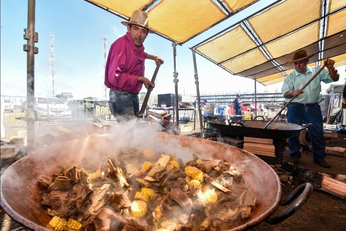 Queima do alho abre venda de ingressos para experiência gastronômica e terá entrada gratuita para atividades culturais