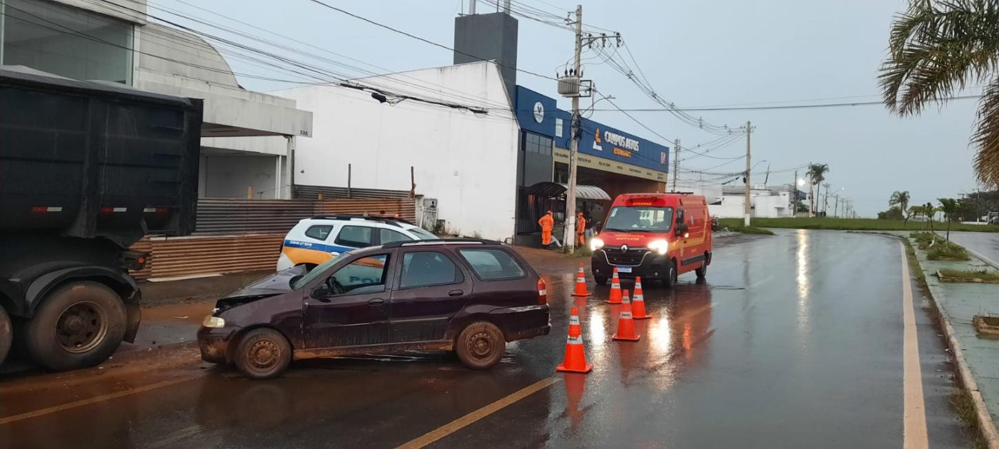 Sem cinto, motorista fica ferido após bater carro em carreta estacionada