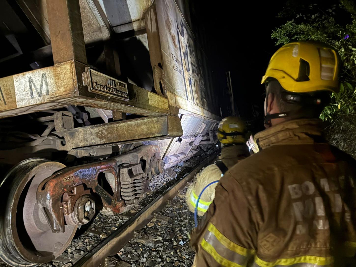 Trem descarrila após deslizamento de terra atingir linha férrea em Ibiá
