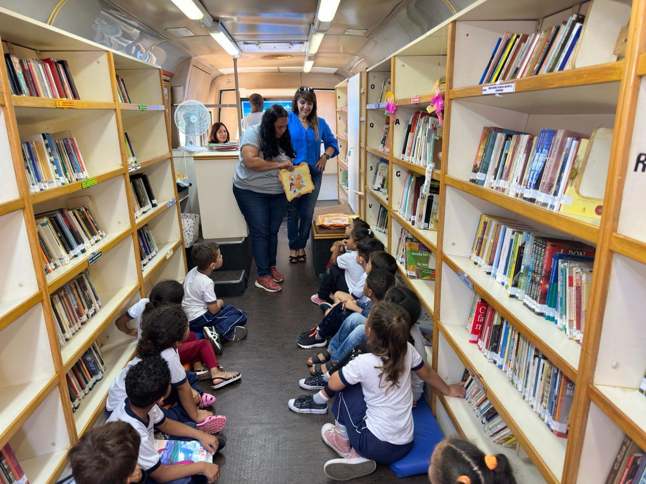 Biblioteca Móvel leva leitura gratuita aos bairros de Araxá e celebra 26 anos