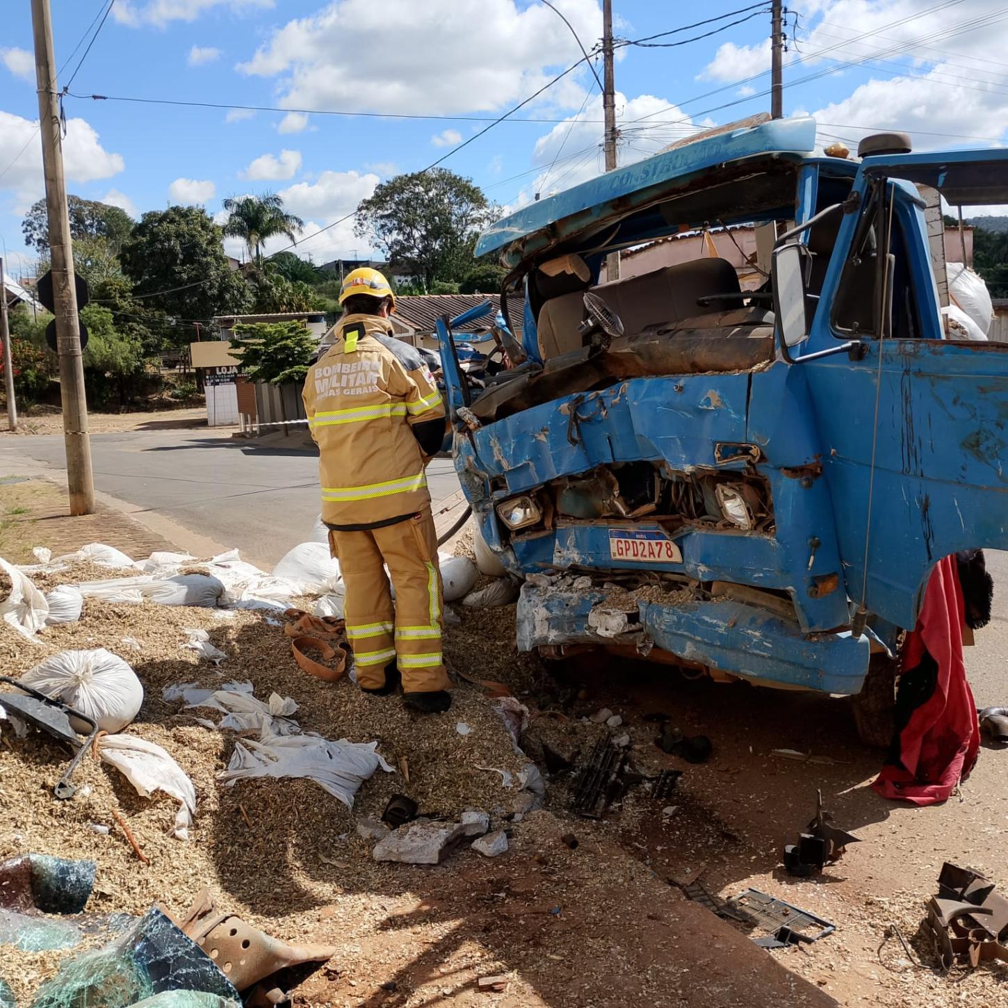 Caminhão perde freios, bate em viaduto e deixa duas vítimas presas às ferragens