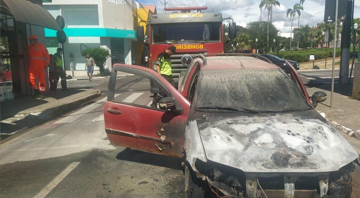 Carro pega fogo e fica destruído após incêndio no centro