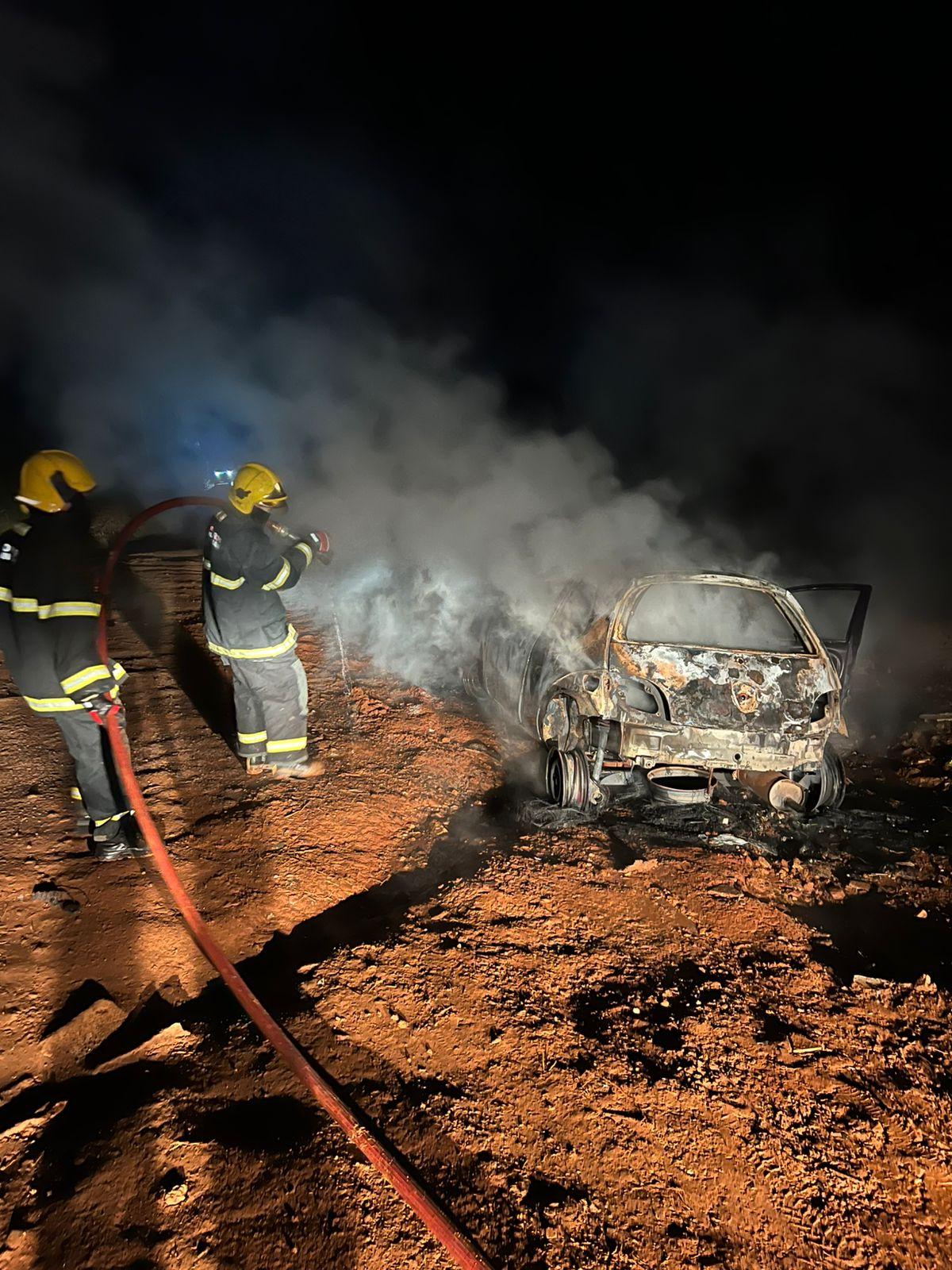 Carro pega fogo no bairro Santo Antônio, motorista não foi localizado