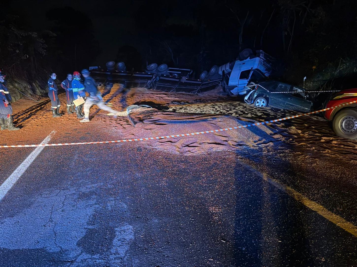 Colisão frontal entre carreta e carro deixa três mortos na BR-262