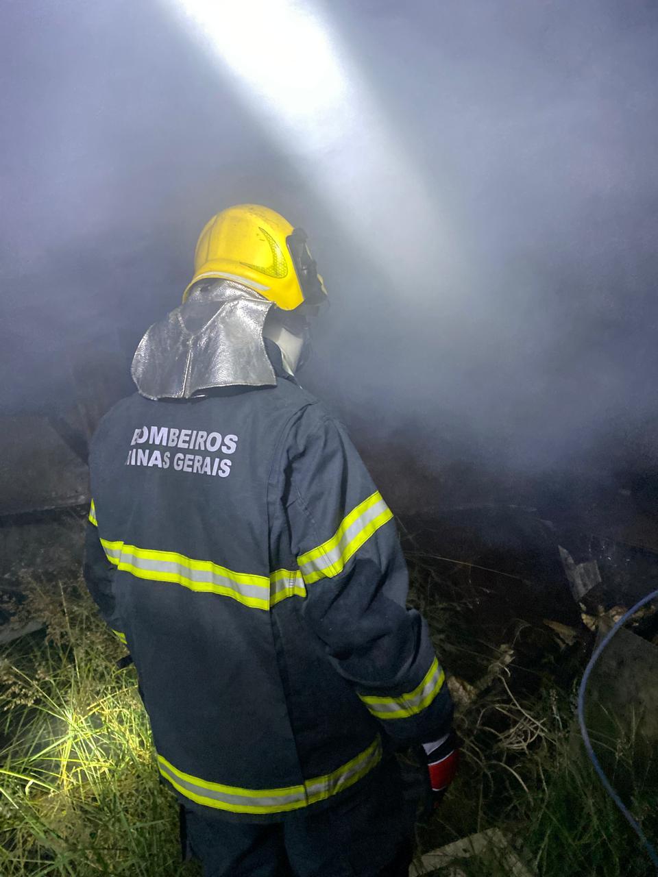 Corpo de Bombeiros de Araxá atende ocorrência de incêndio em residência