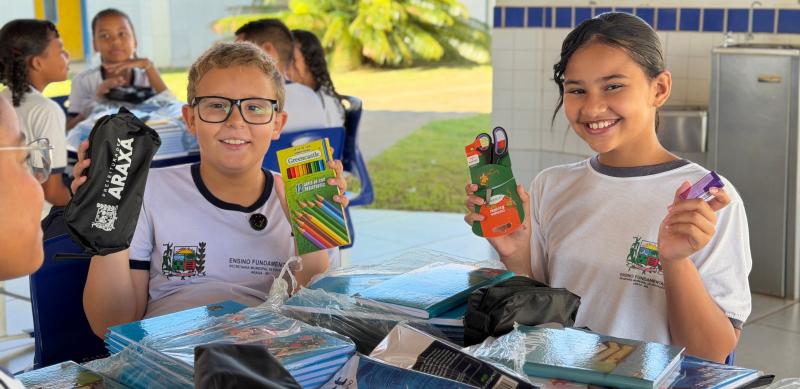 Mais de 14 mil alunos da rede municipal começam a receber materiais escolares gratuitos em Araxá