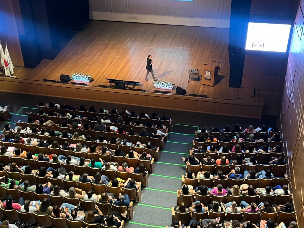 Mais de mil professores da rede municipal participam de palestra com neurocientista sobre aprendizagem