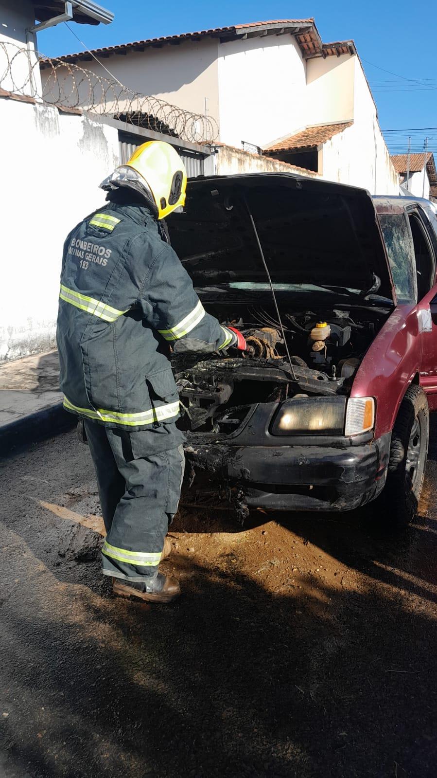 Princípio de incêndio atinge veículo no bairro Domingos Zema, em Araxá