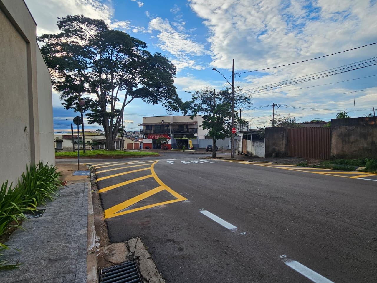 Rua Santa Cruz recebe nova sinalização e passa a ser mão única