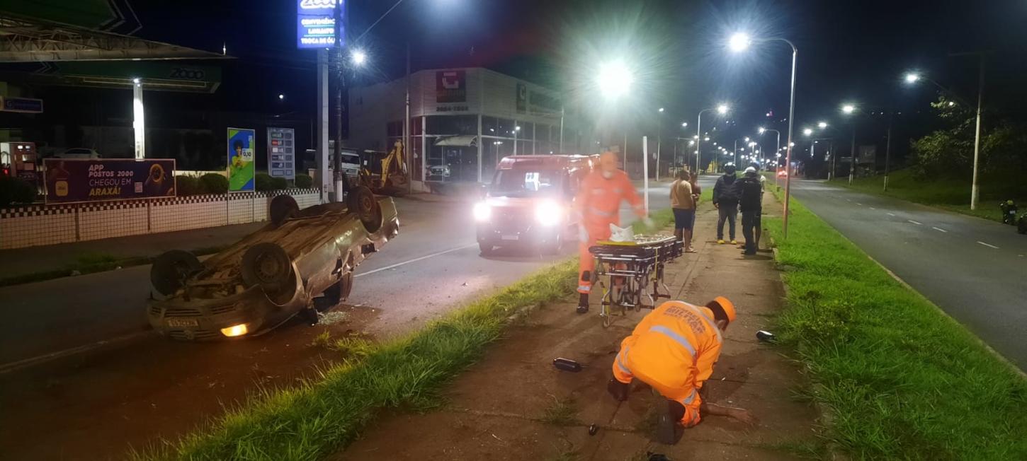 Vítimas são arremessadas durante capotamento de veículo em Araxá